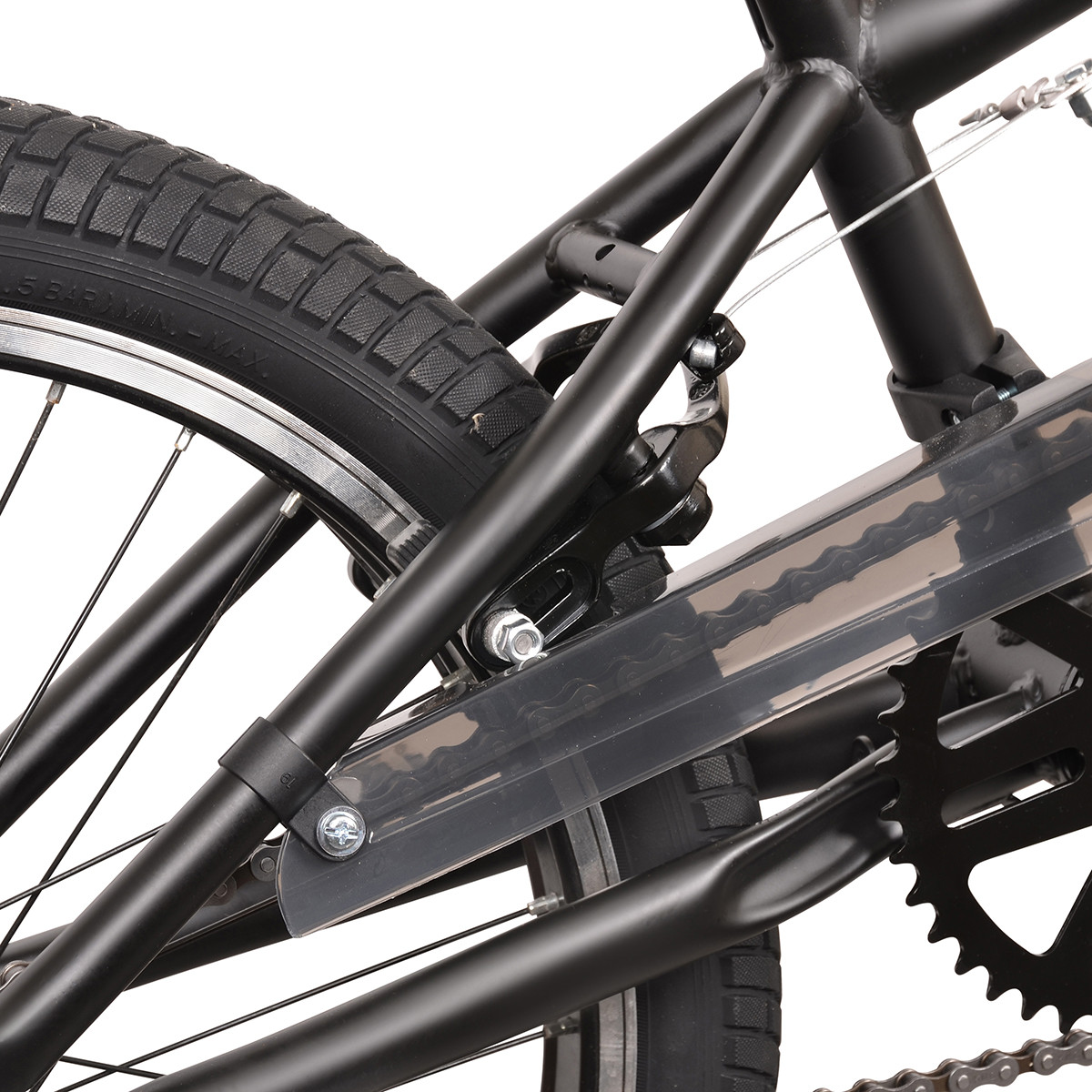 Zbliżenie czarnej ramy roweru BMX z łańcuchem i kołem.