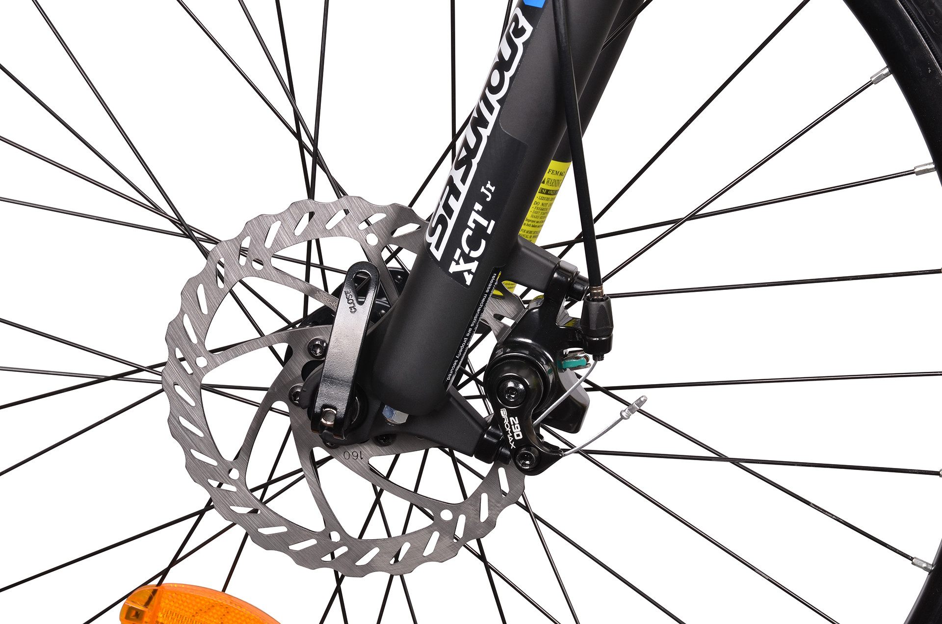 Hamulec tarczowy roweru z czarnym widelcem i szprychami.