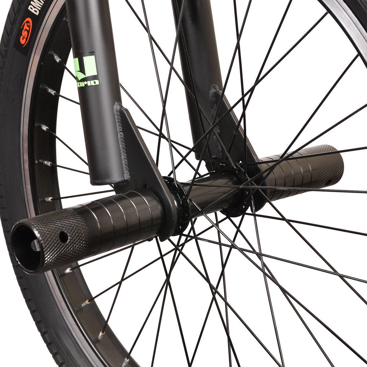 Zbliżenie czarnego roweru BMX, widoczne kołki i szprychy.