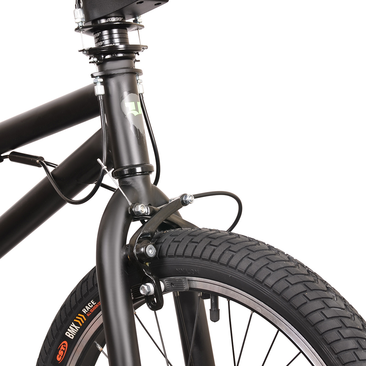 Widok z przodu czarnego roweru BMX, pokazujący hamulce i oponę.