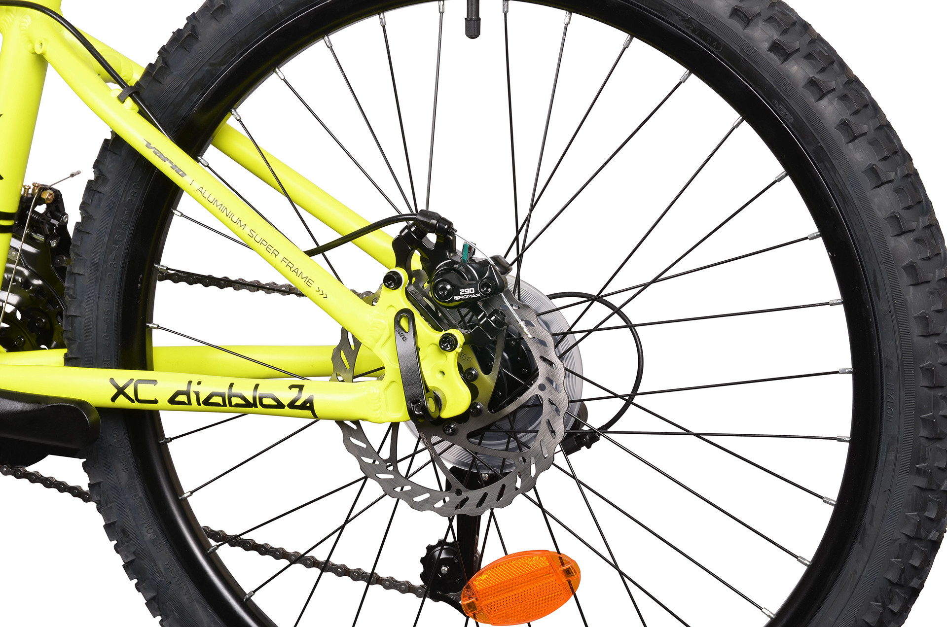 Zbliżenie tylnego koła żółtego roweru z hamulcem tarczowym i pomarańczowym odblaskiem.