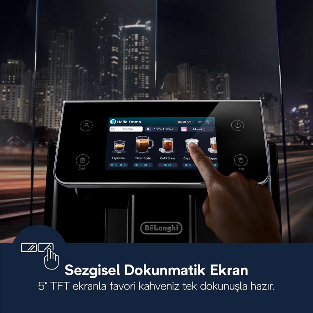 Bir el, espresso ve cappuccino gibi içecek seçeneklerini gösteren bir kahve makinesi ekranına dokunuyor.