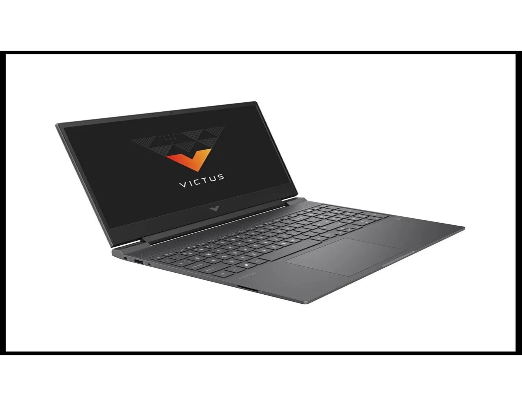 Koyu gri HP Victus dizüstü bilgisayar açık, klavye ve Victus logosu olan ekranı görünüyor.