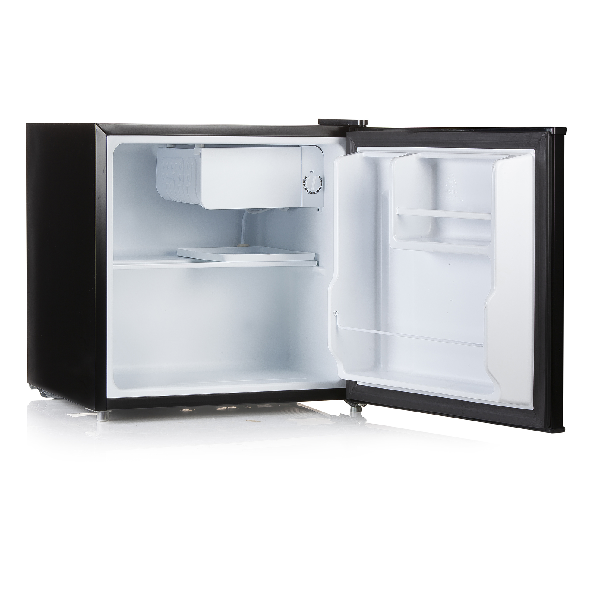 Un mini-réfrigérateur noir ouvert avec des étagères blanches et un compartiment à glace.
