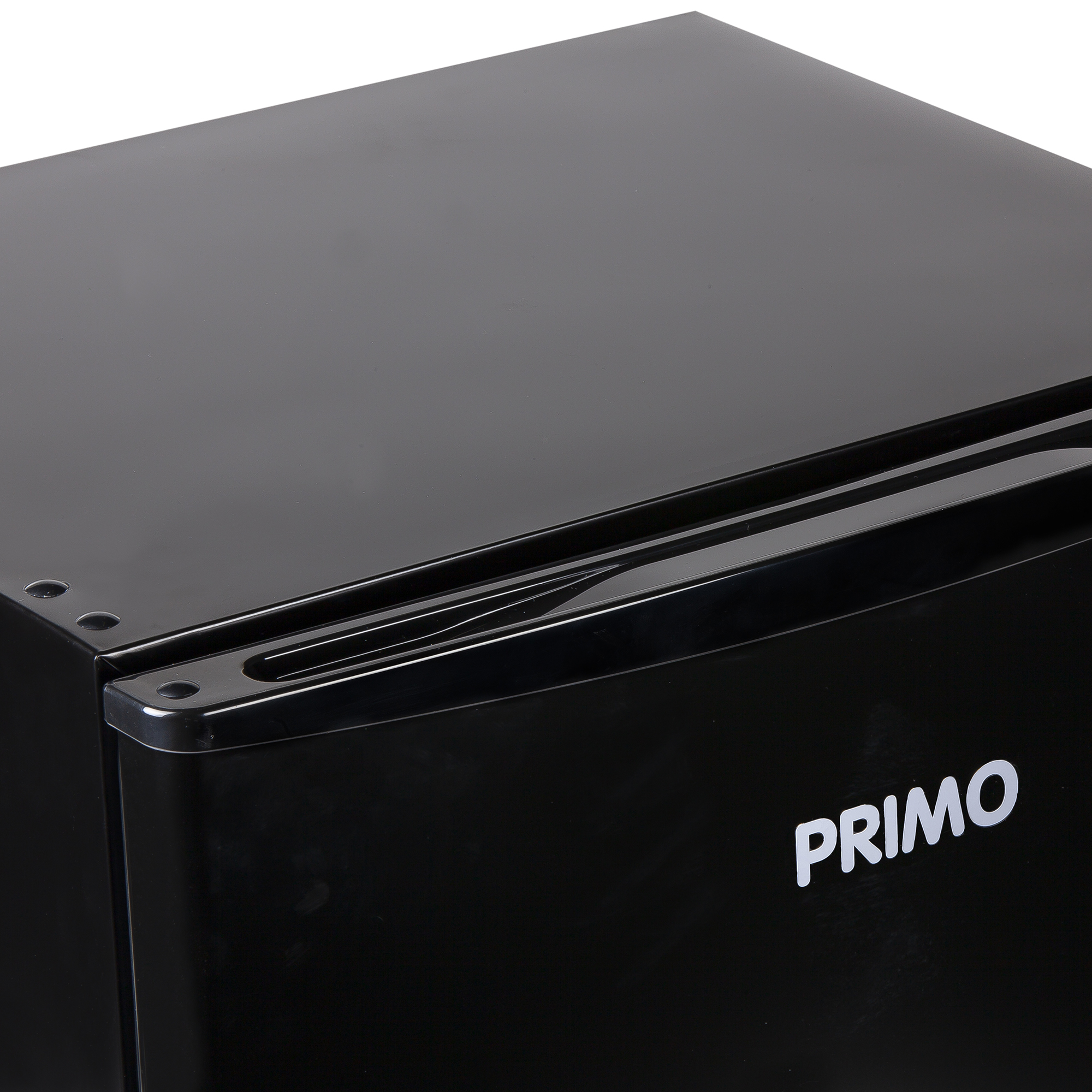 Un réfrigérateur noir avec le logo Primo.