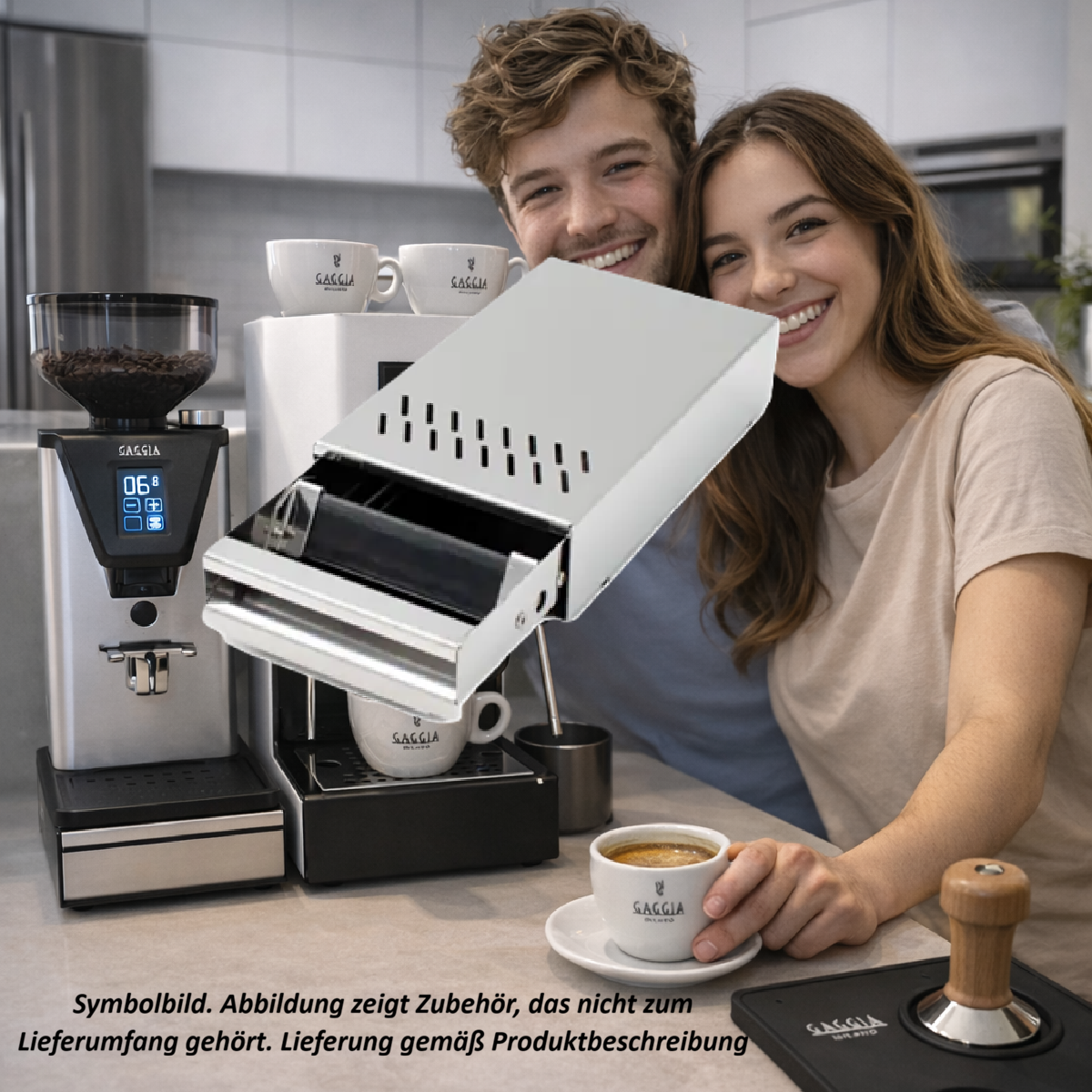 Ein Paar lächelt neben einer Kaffeemaschine und Zubehör.