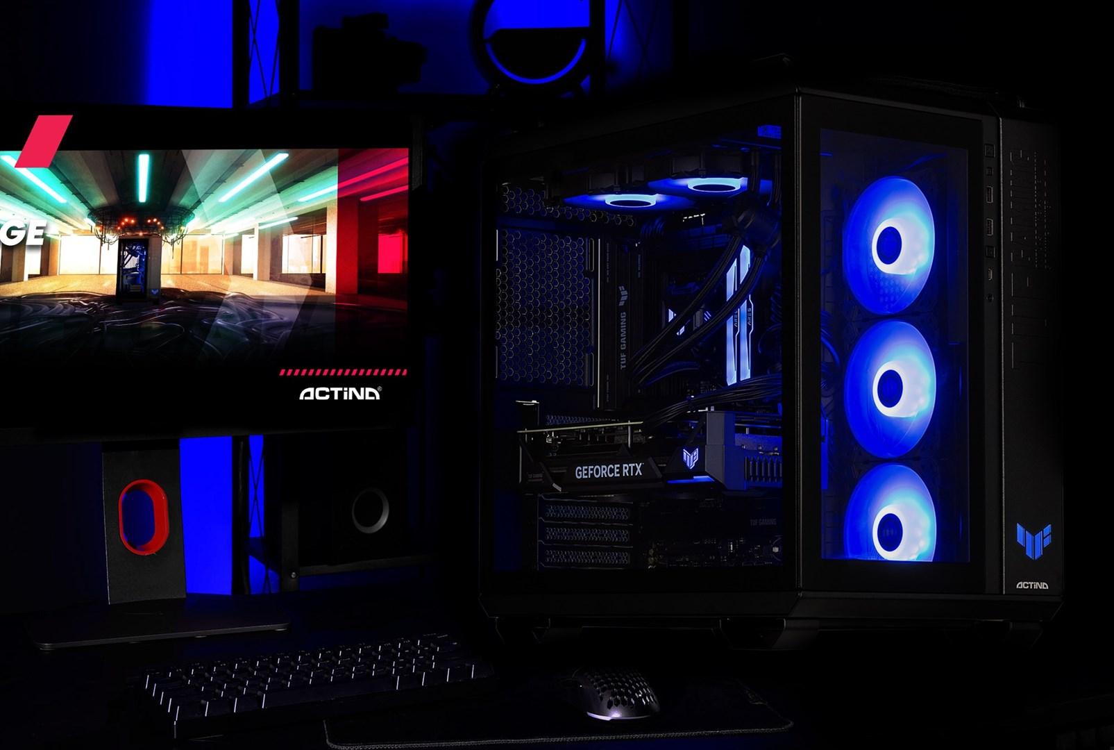 Komputer gamingowy z niebieskimi światłami obok monitora wyświetlającego obraz.