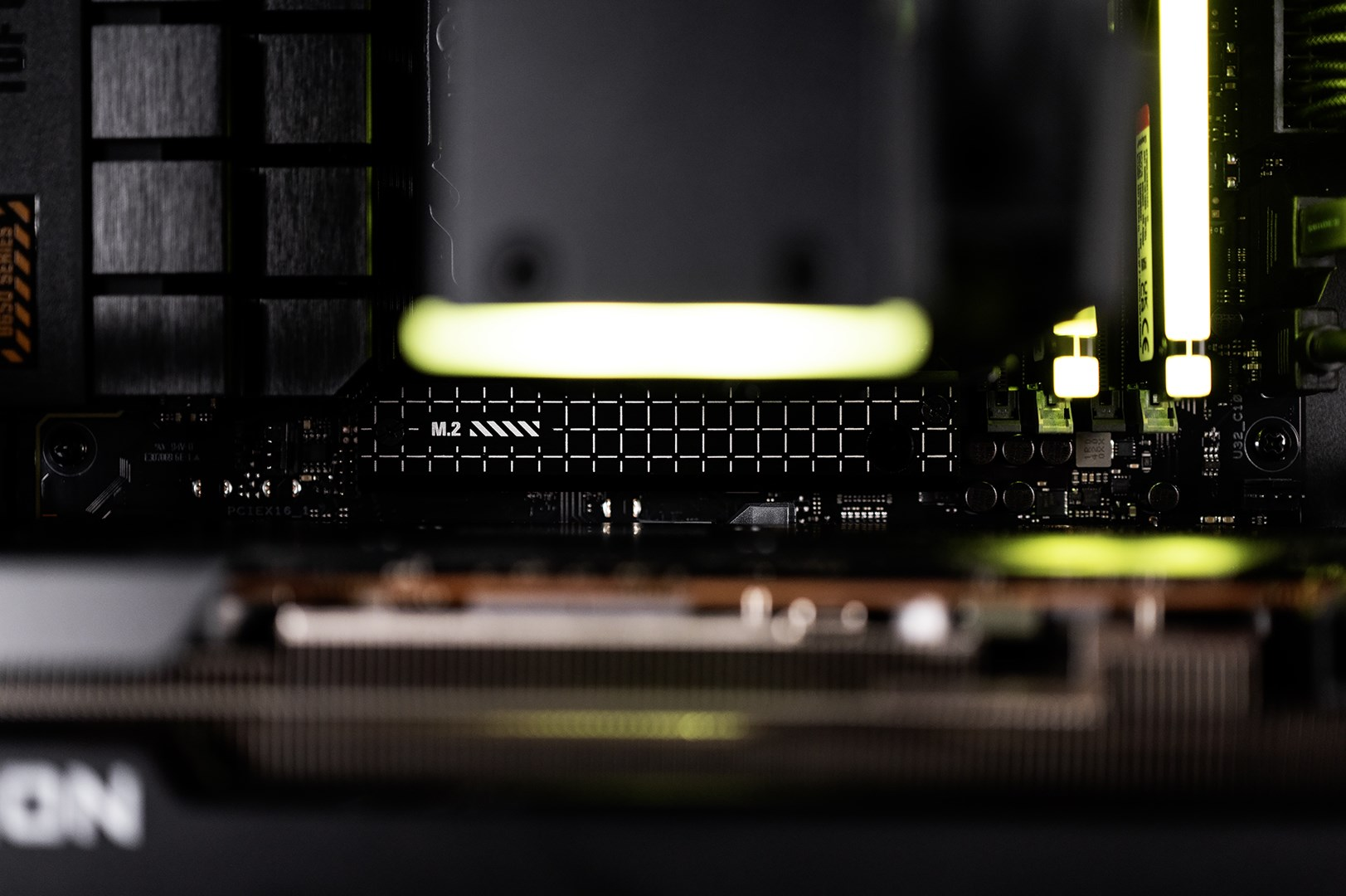 Gniazdo M.2 płyty głównej komputera z żółtymi akcentami LED.