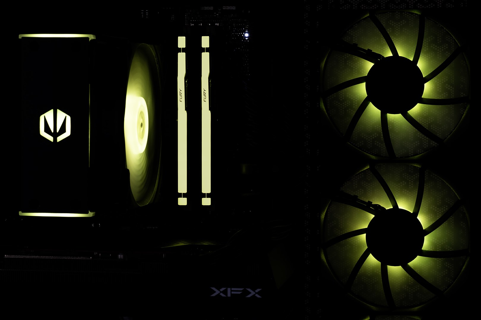 Obudowa komputera z podświetlanymi wentylatorami i RAM.