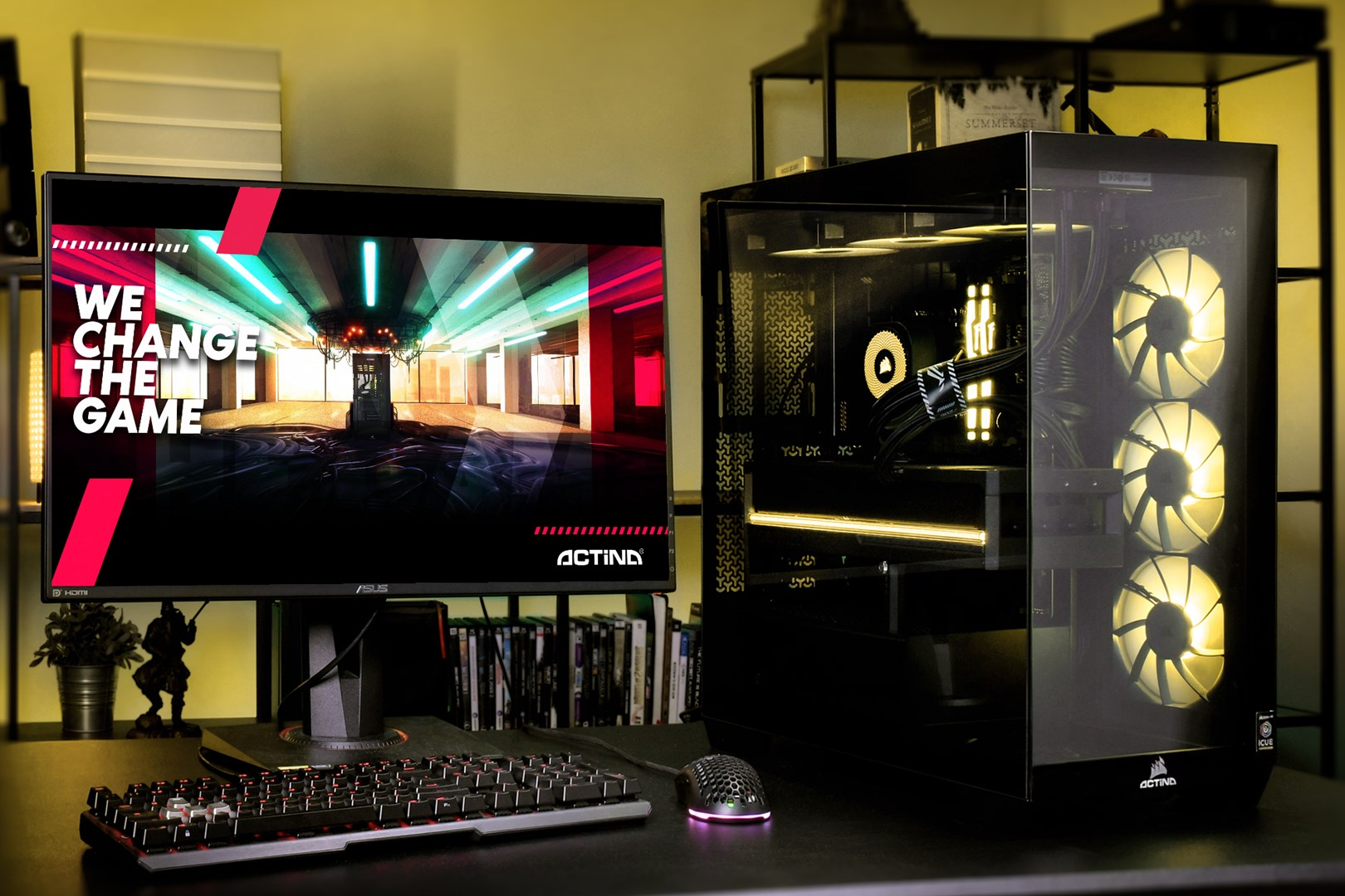Komputer gamingowy z podświetleniem RGB i monitor z napisem "WE CHANGE THE GAME".