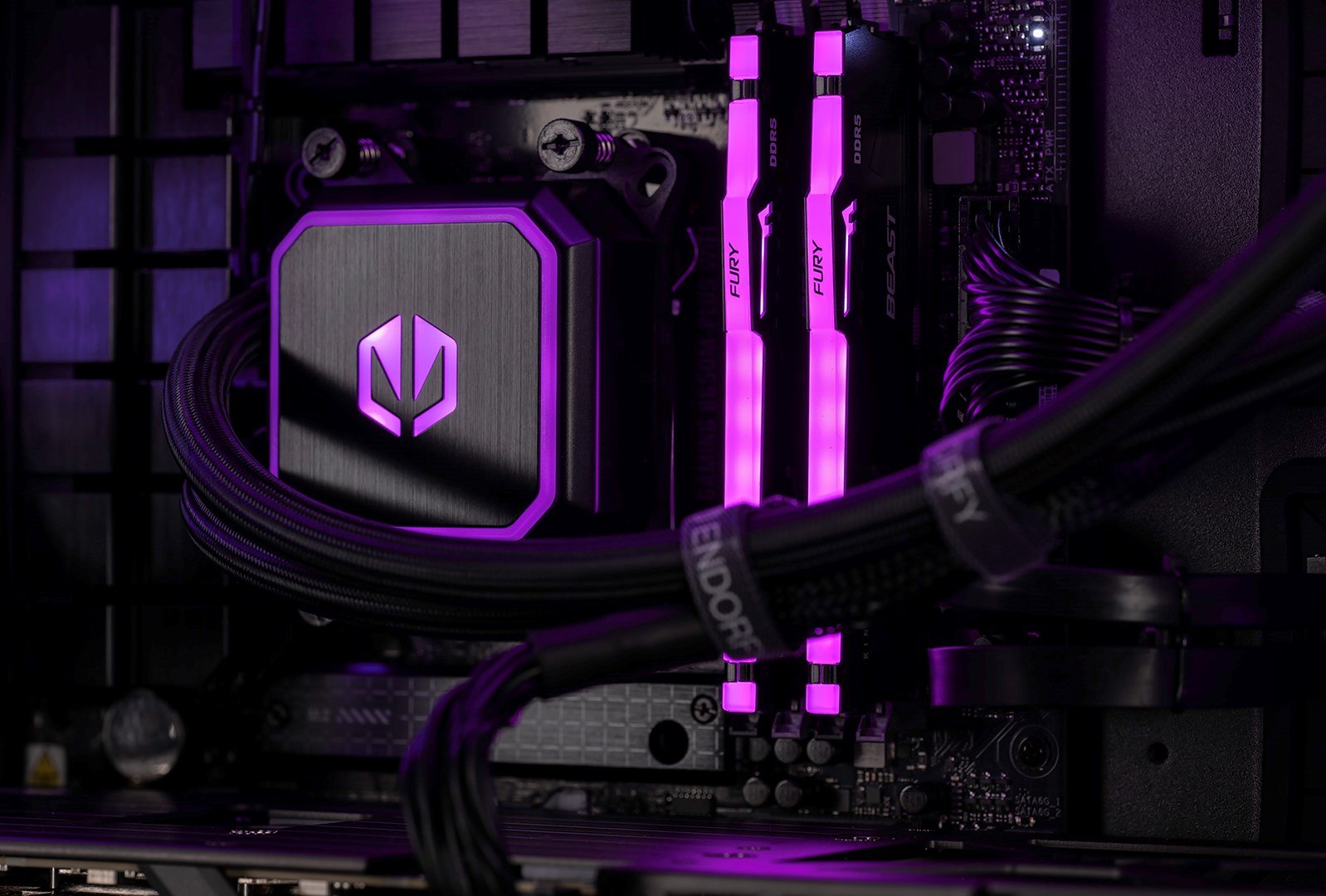 Un dissipatore CPU per computer con illuminazione viola e banchi di RAM.