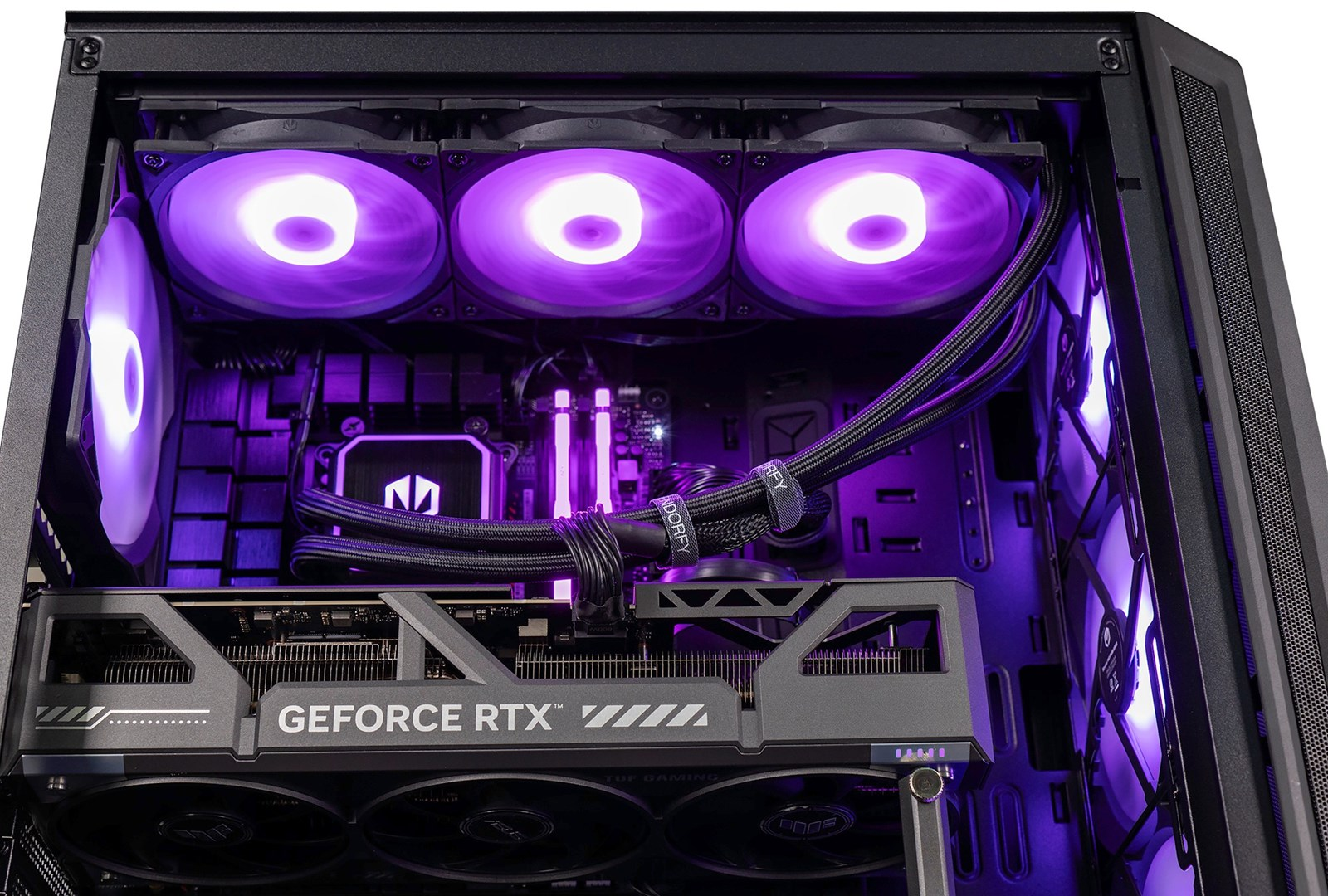 Un PC da gaming con illuminazione RGB viola, ventole GPU e cavi.