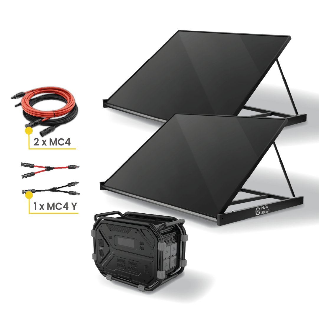 Zwei Solarmodule, ein tragbares Kraftwerk und Kabel mit MC4-Steckern.