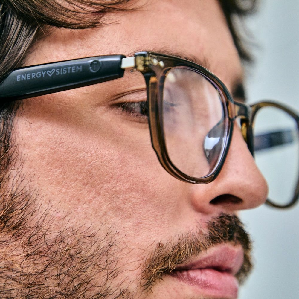 Nahaufnahme eines Mannes mit Brille. Text auf dem Bügel: ENERGY SISTEM.