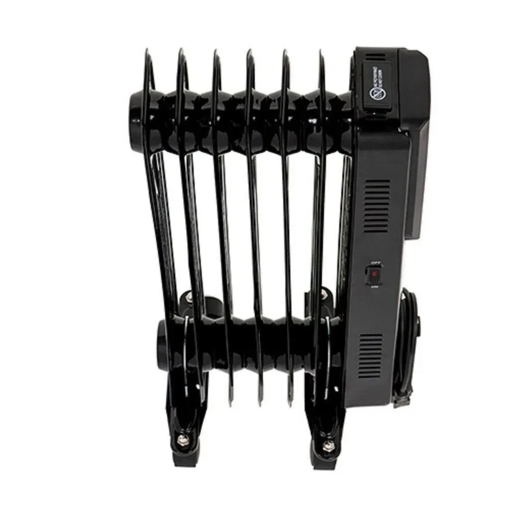 Ein schwarzer Ölradiator mit Rippen und Bedienelementen auf weißem Hintergrund.