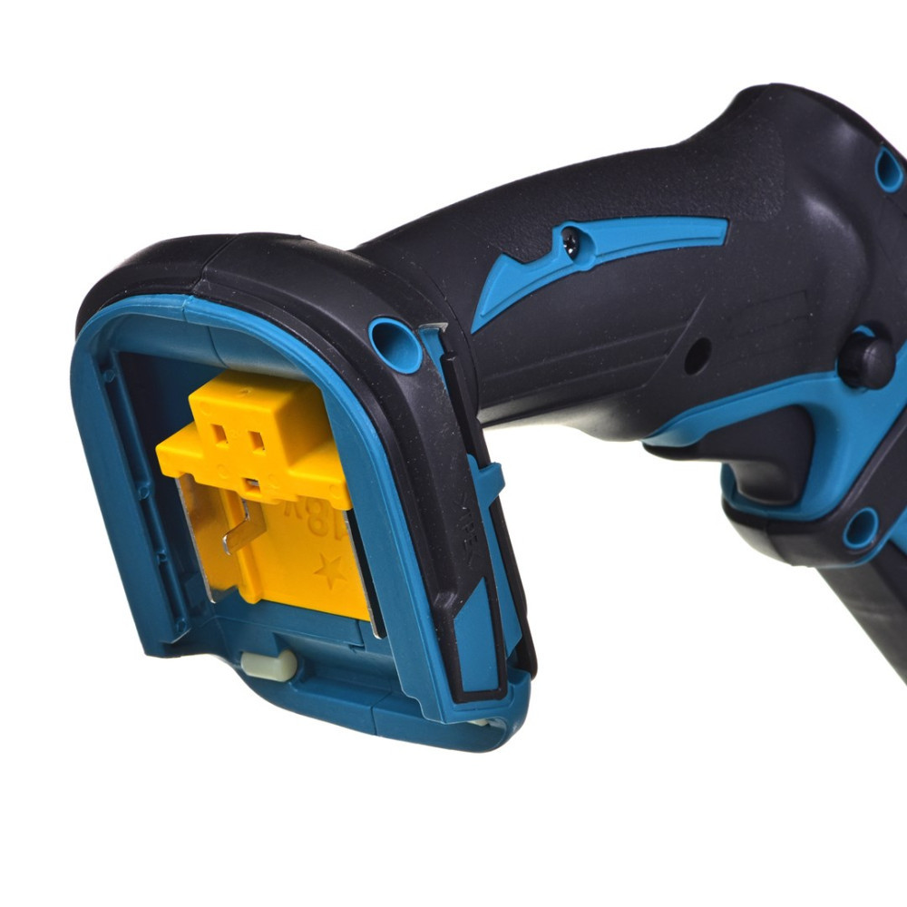 Zbliżenie czarno-niebieskiego narzędzia z żółtym złączem baterii.