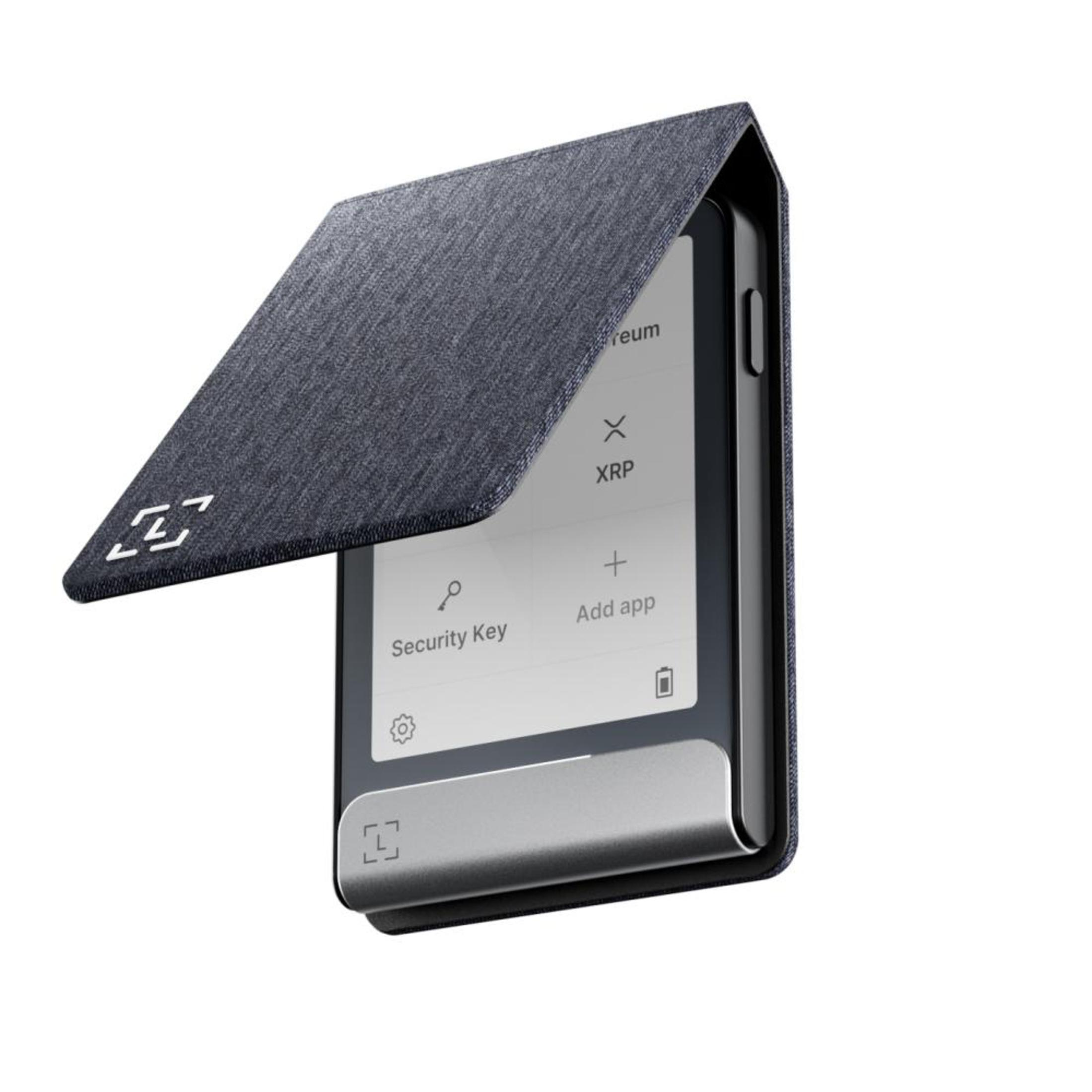 Ein graues Etui öffnet ein Smartphone mit XRP-App und Sicherheitsschlüssel-Option.