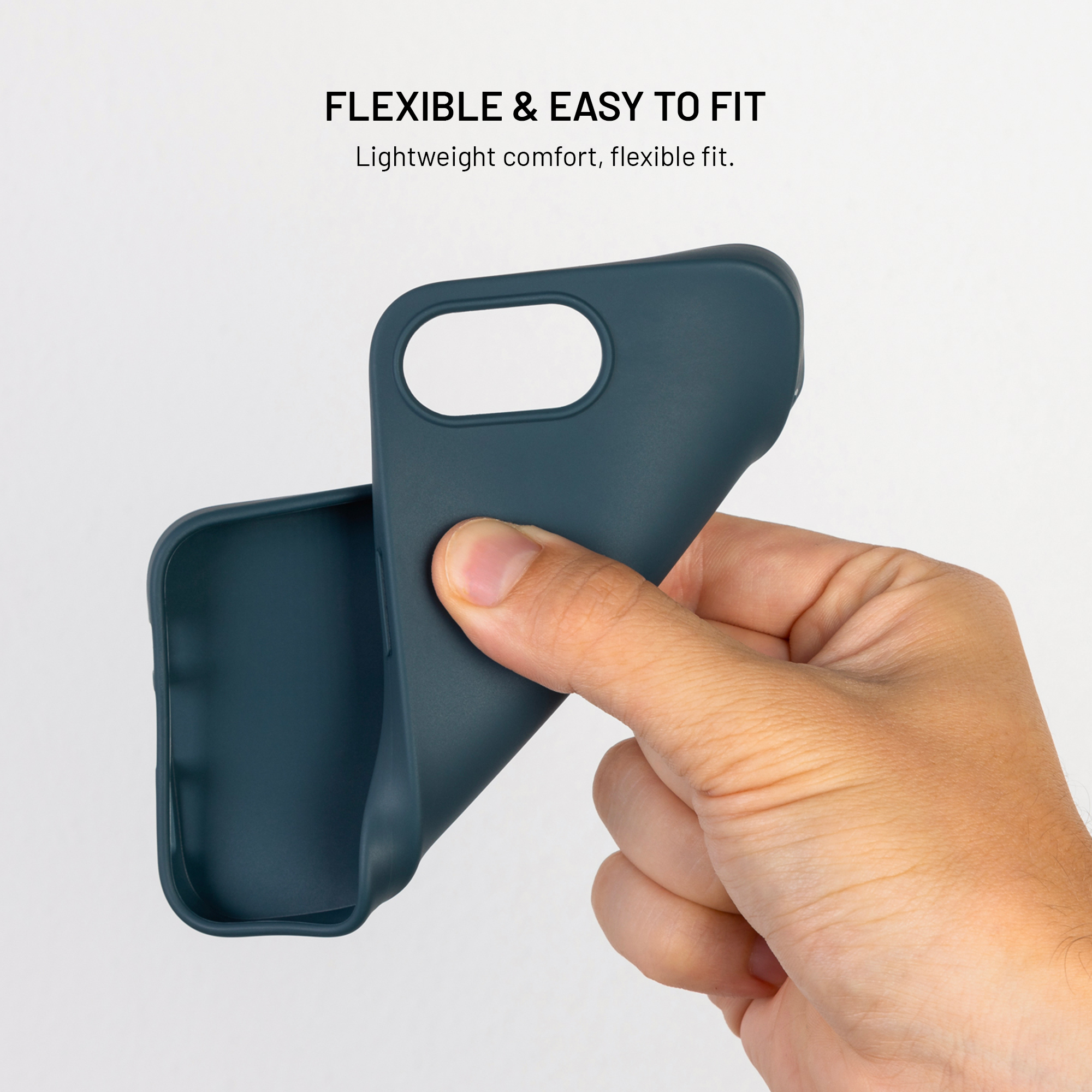 Eine Hand biegt eine dunkelblaue Handyhülle, die Flexibilität zeigt.