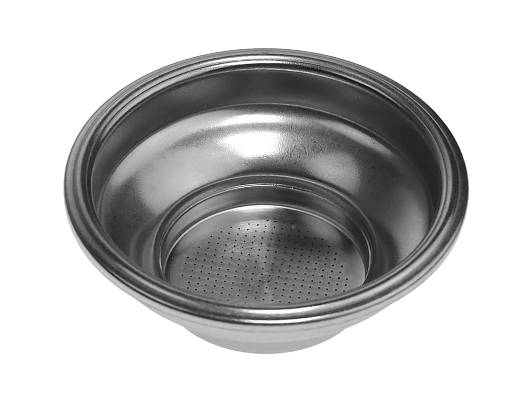 Ein silberner Siebträgerkorb aus Metall mit vielen kleinen Löchern im Boden.