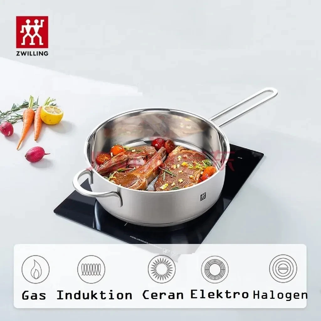 Rohes Fleisch in einer Pfanne auf einem Kochfeld, daneben Gemüse.