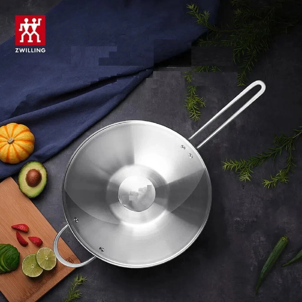 Edelstahl-Wok mit Gemüse: Kürbis, Avocado, Limette, Erdbeeren und Okra.