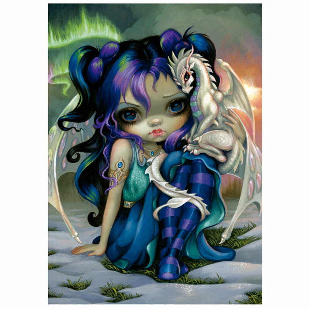 Una niña con pelo morado y azul sostiene un dragón blanco. Aurora boreal al fondo.