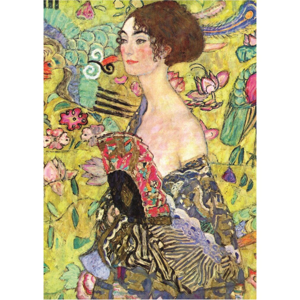 Una mujer de pelo castaño sostiene un abanico colorido. Viste un vestido estampado sobre fondo amarillo.