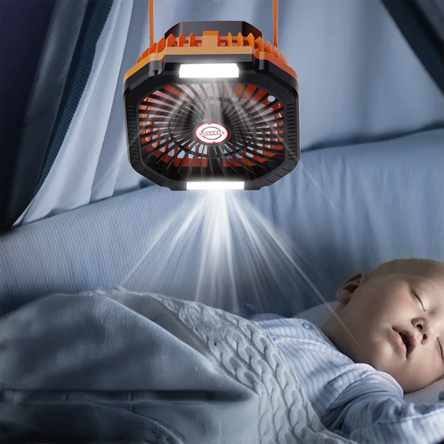 Un ventilatore da campeggio con luci appeso sopra un bambino addormentato.