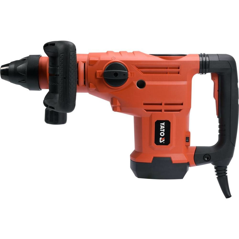 Pomarańczowy młot udarowy z czarnym uchwytem i rączką pomocniczą.