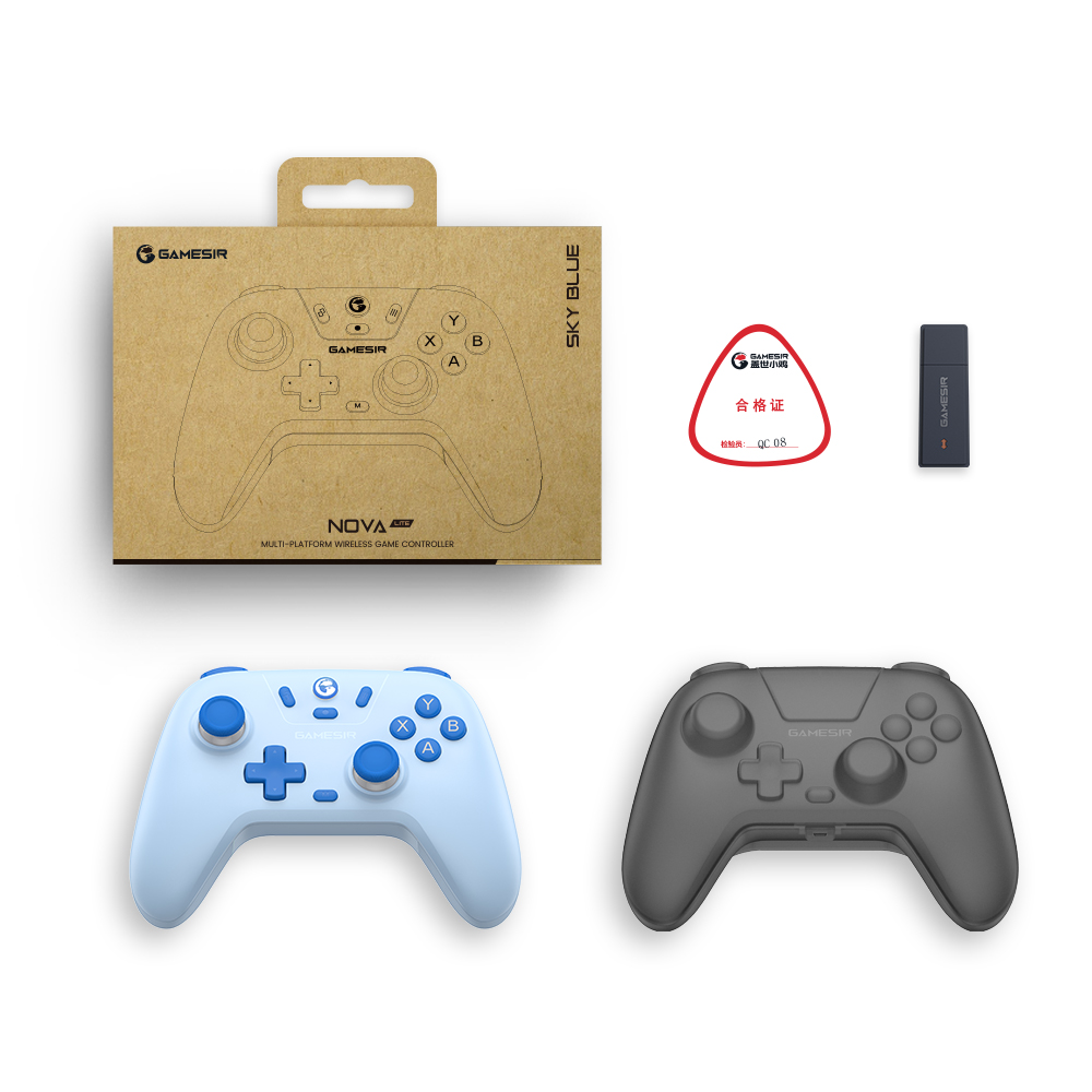 Un gamepad azzurro e uno grigio, confezionati con accessori e certificato.