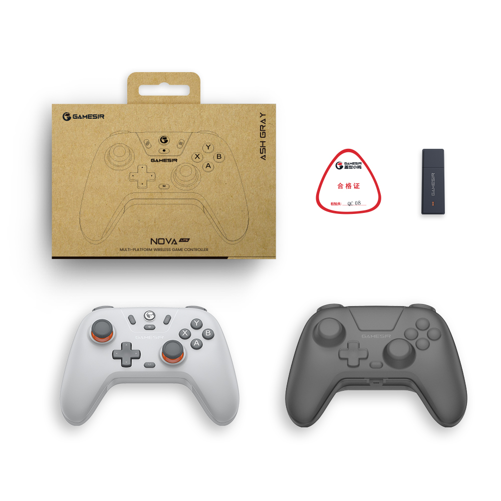 Due controller GameSir, uno bianco, uno grigio, con scatola, ricevitore USB e adesivo QC.