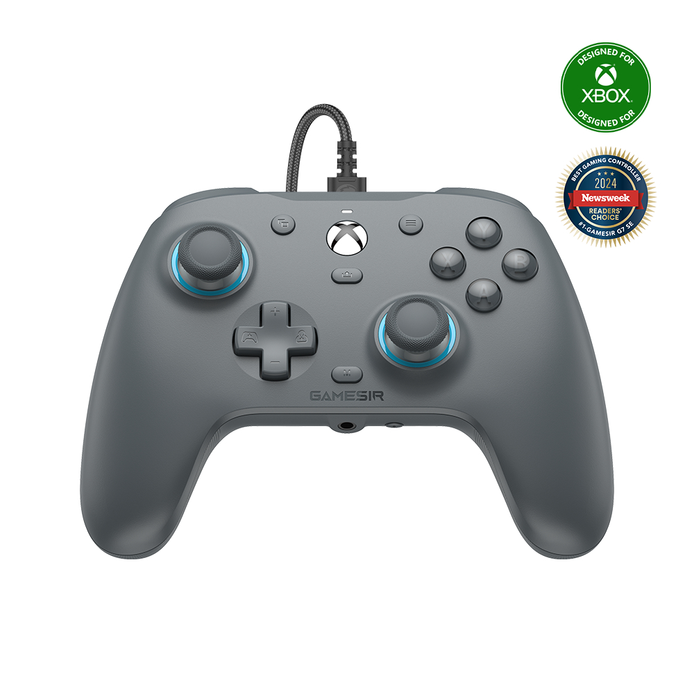 Controller Xbox grigio con accenti blu, cavo e loghi.