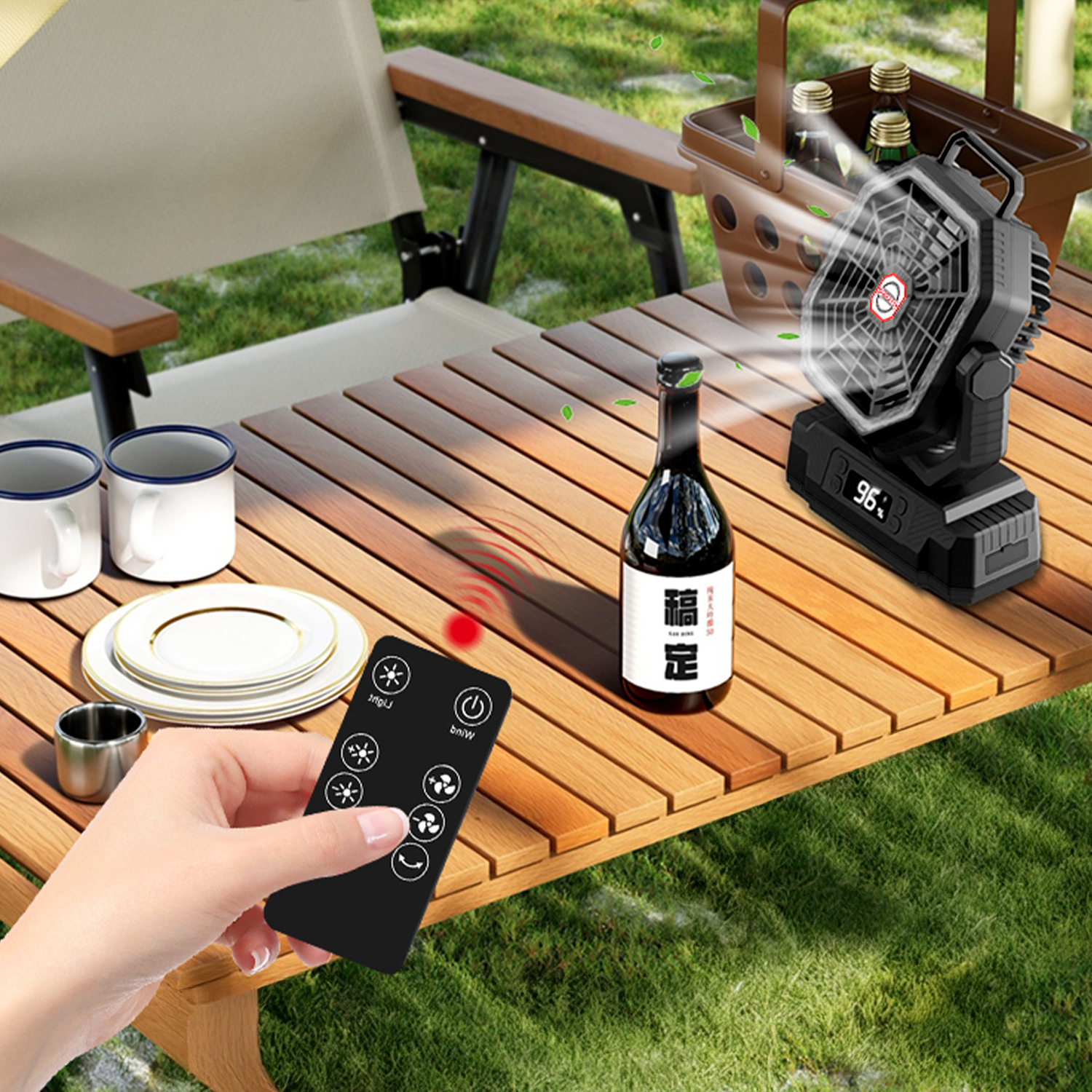 Un ventilador portátil con mando a distancia está sobre una mesa de madera al aire libre.