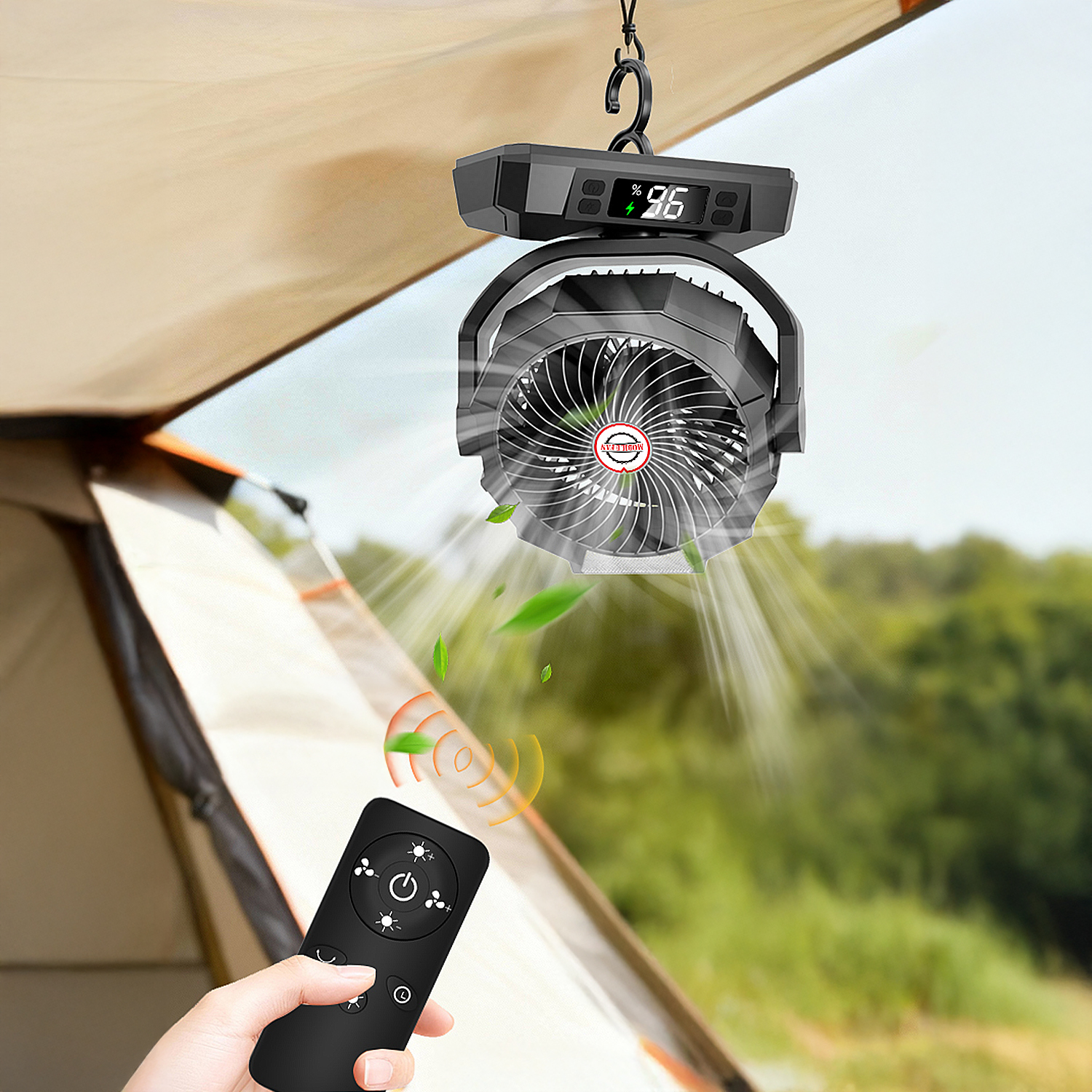 Un ventilador de camping cuelga bajo un toldo, controlado por un mando.