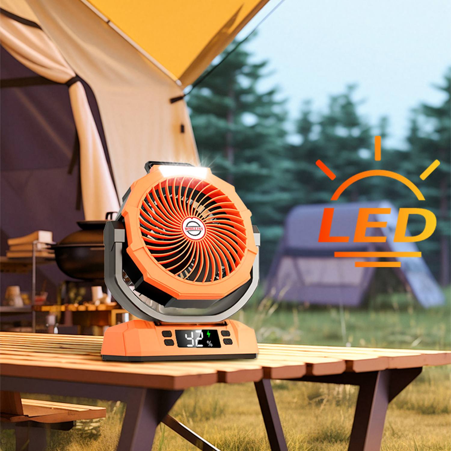 Ventilador naranja de camping con luz LED en mesa de madera cerca de tiendas.