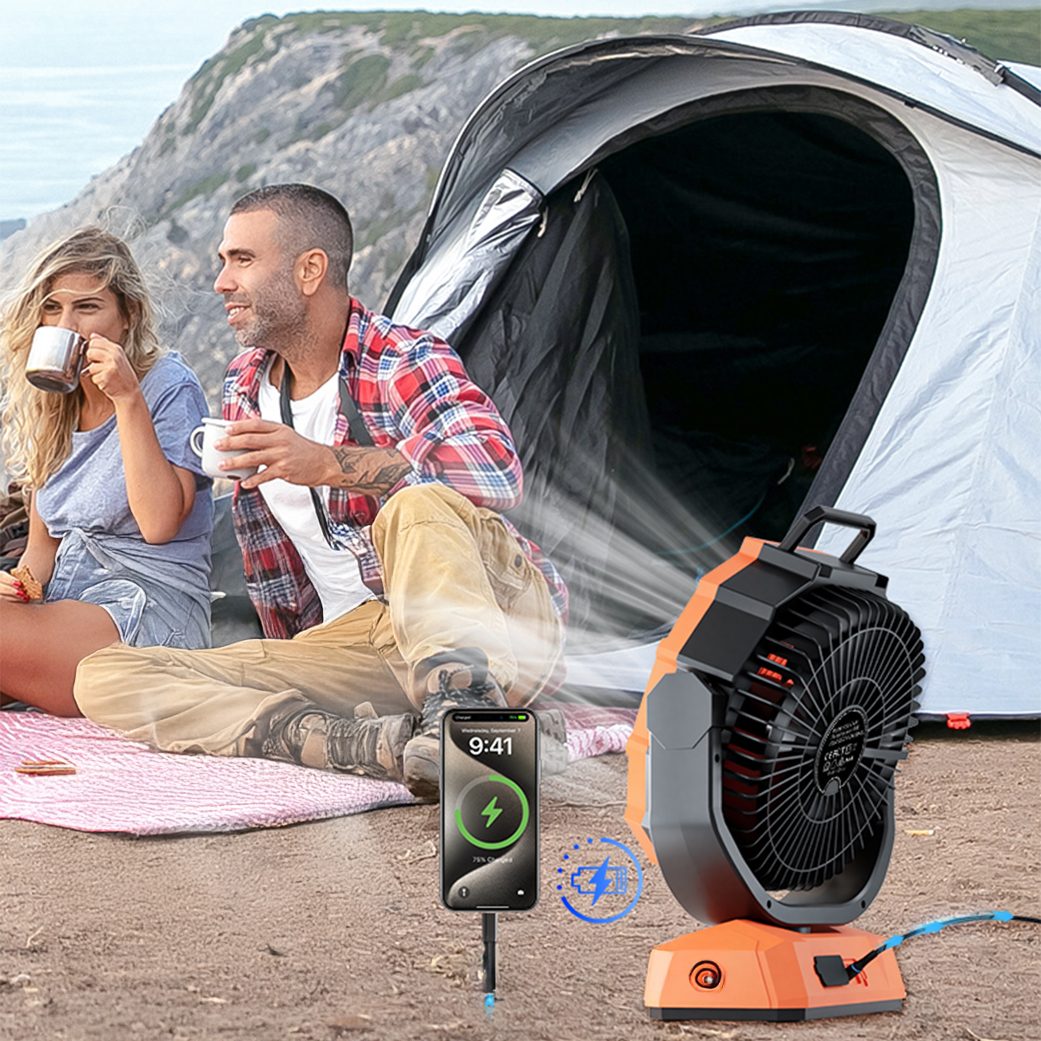 Una pareja acampando junto al mar con una tienda. Un ventilador y un teléfono en el suelo.