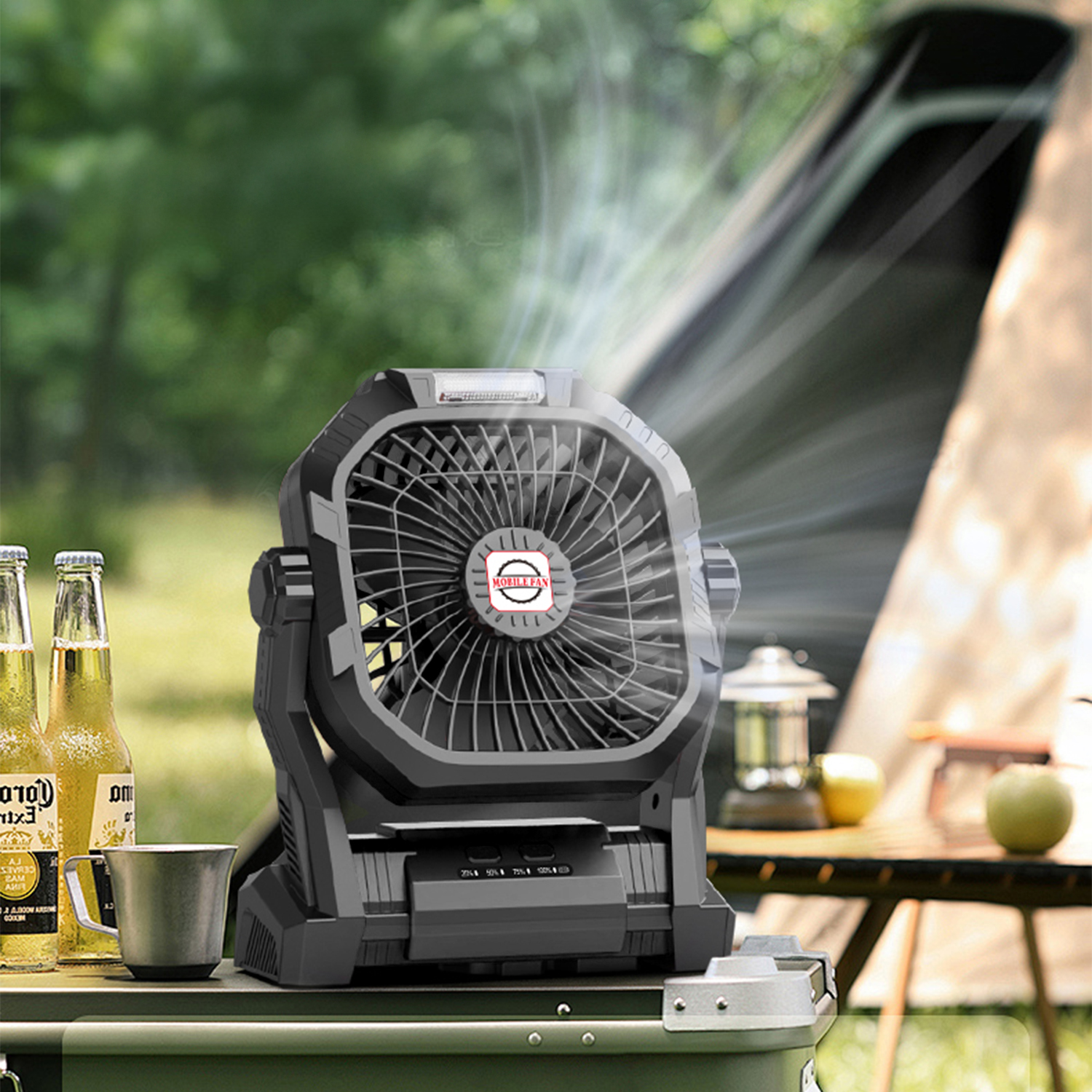 Un ventilatore portatile con luce su un tavolo da esterno, accanto a bottiglie di birra e una tazza.