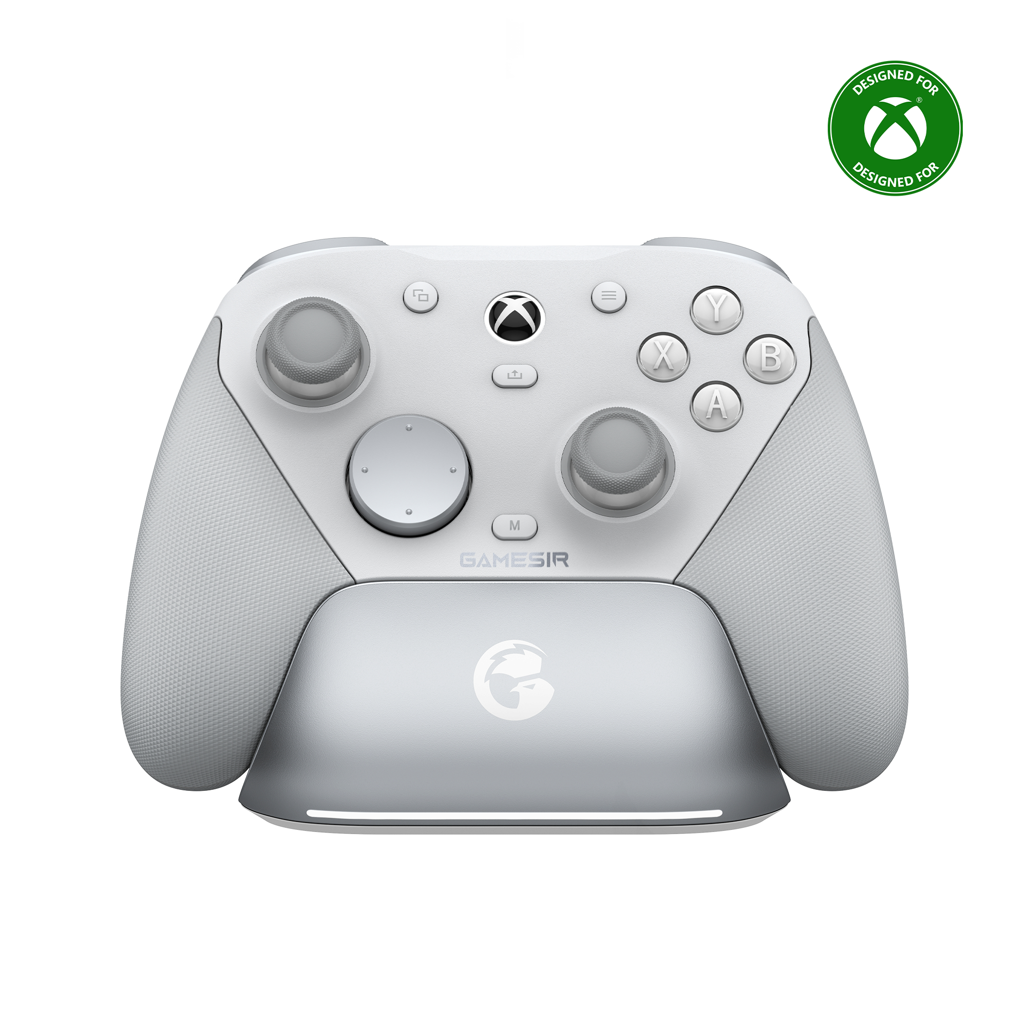 Un controller Xbox bianco con accenti argentati e un supporto di ricarica/dock.