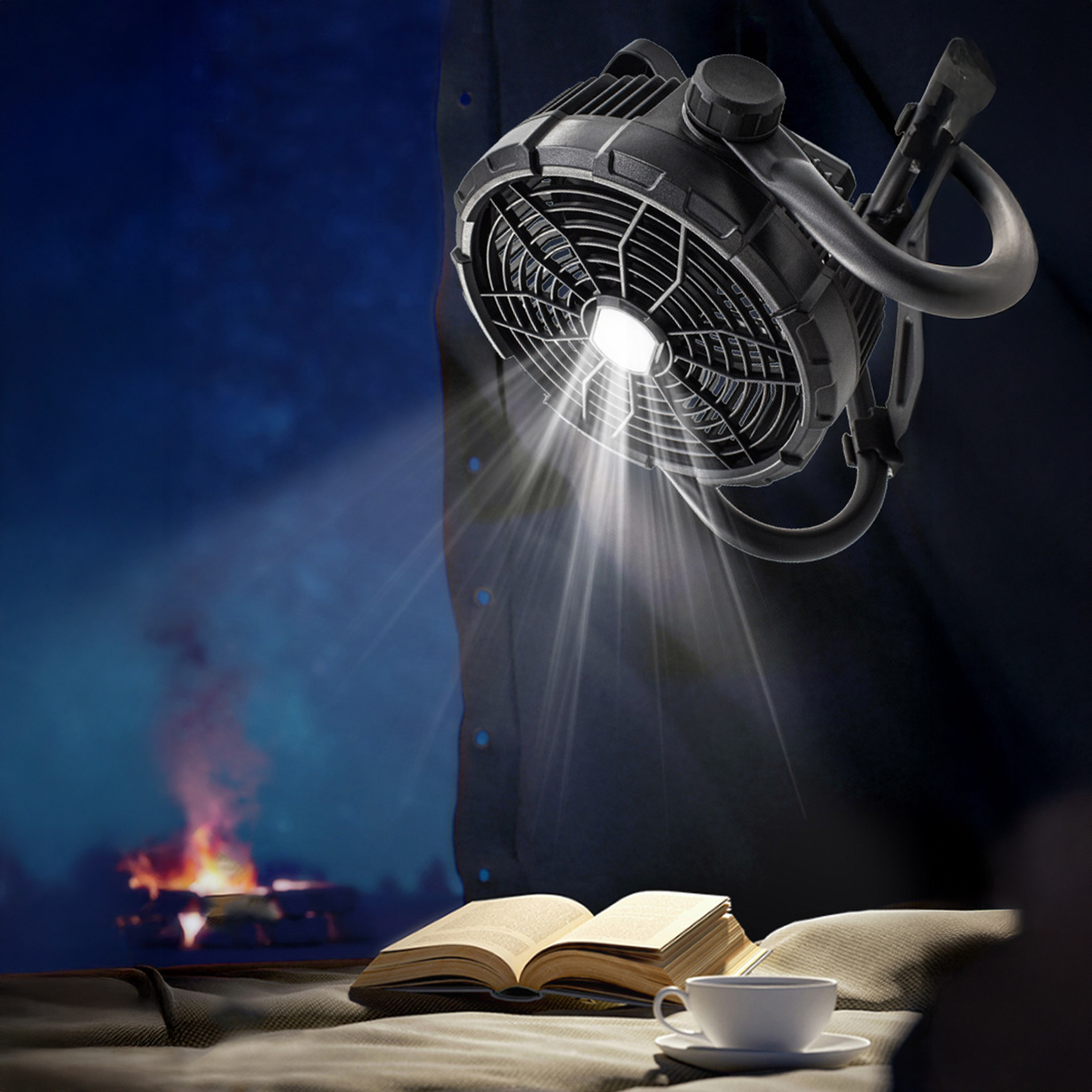 Un libro, tazza e ventilatore con luce sopra un falò.