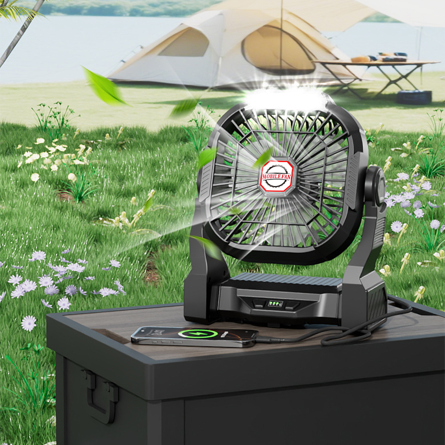 Un ventilatore portatile nero su un tavolo, carica un telefono, con una tenda e un lago sullo sfondo.