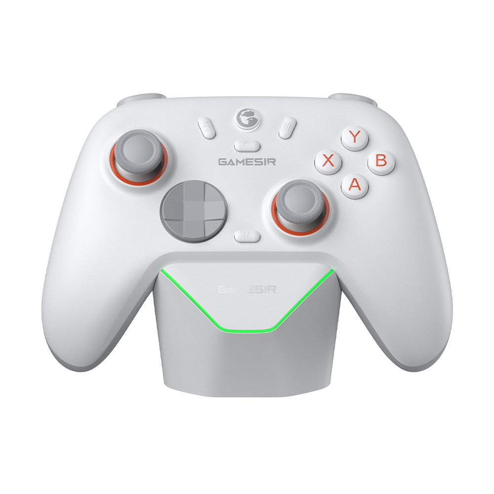 Un controller da gioco bianco con joystick grigi e accenti rossi su una base di ricarica.