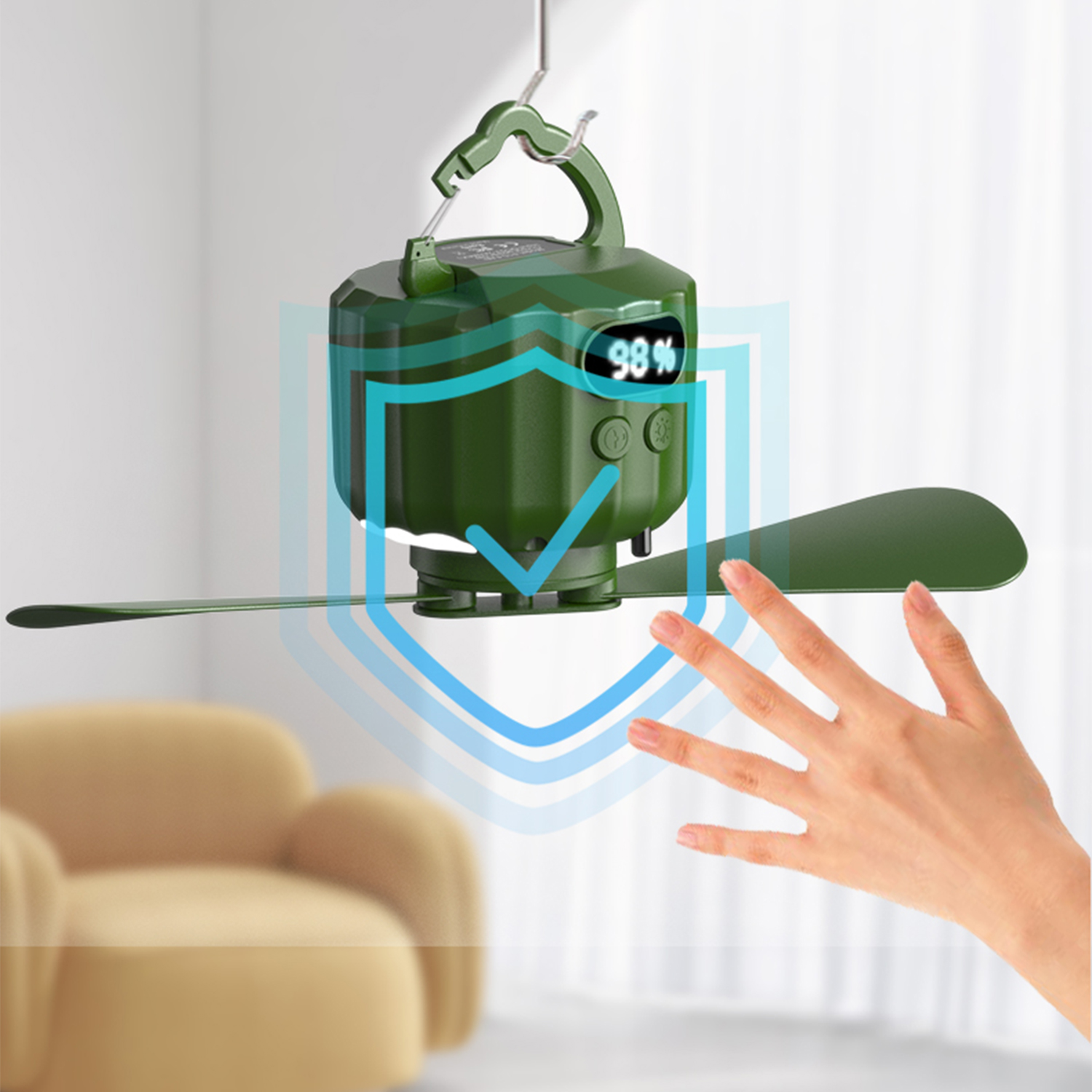 Ventilatore verde con display 98% appeso sopra un divano. Una mano si avvicina.
