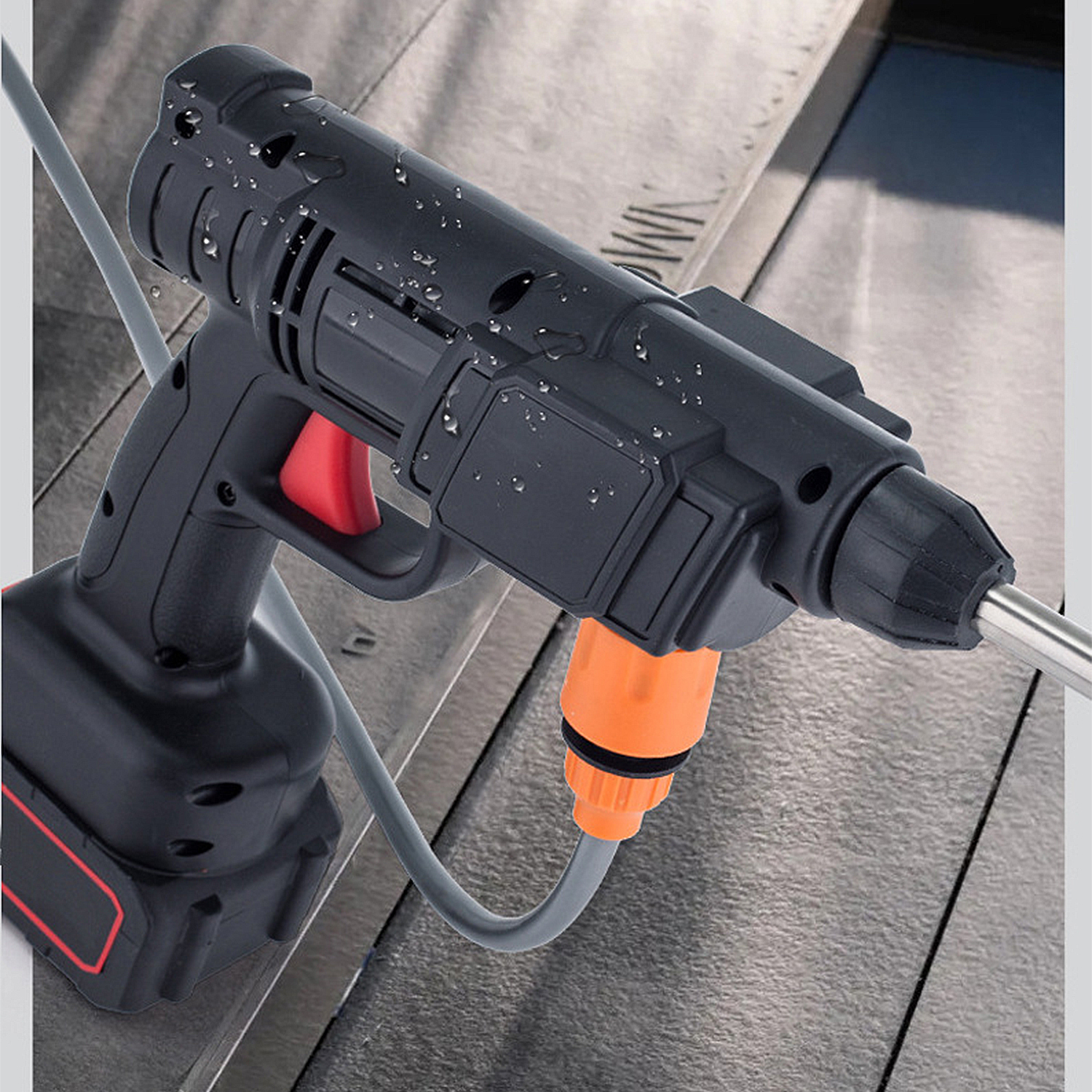 Schwarzer Hochdruckreiniger mit rotem Auslöser, orangefarbenem Anschluss und Batteriefach.