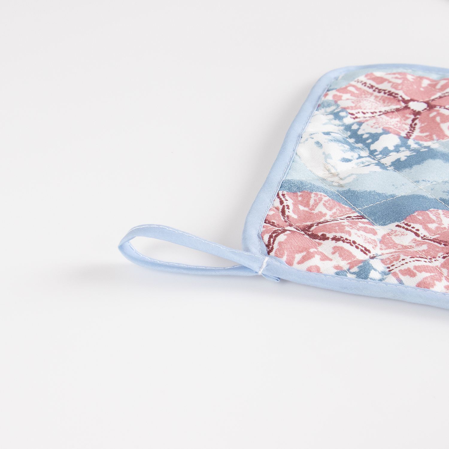 Una presina con bordo blu e fantasia floreale rosa e blu su sfondo bianco.
