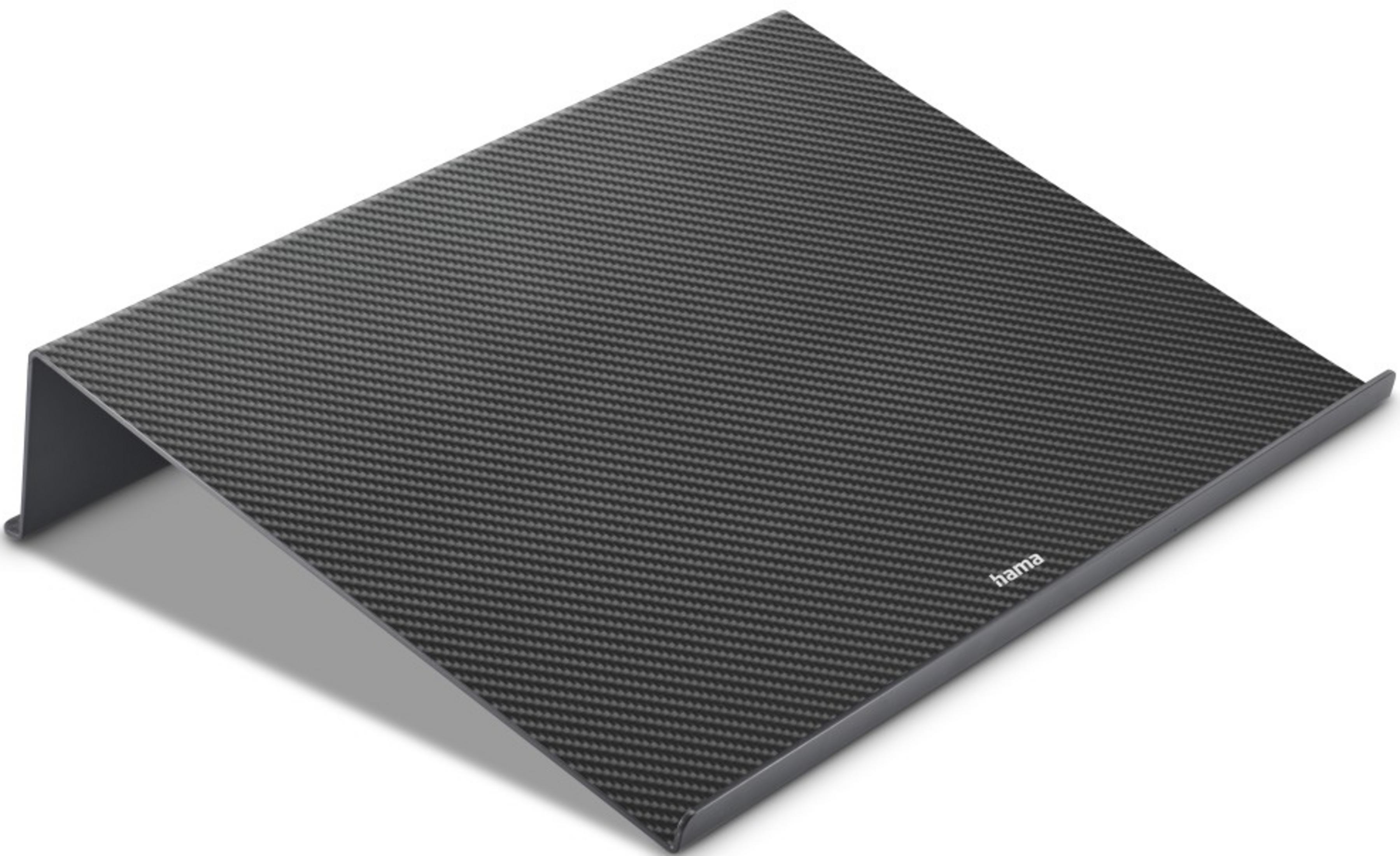 Ein schwarzer, schräger Laptopständer mit Karbonmuster. Hama-Logo sichtbar.