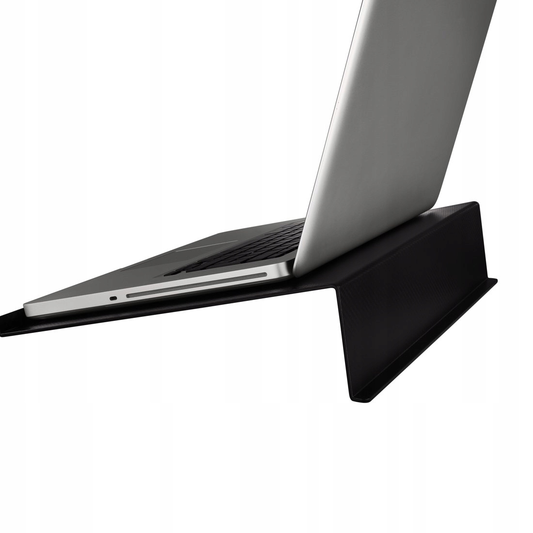 Un supporto nero per laptop che tiene un laptop argentato. Il supporto è inclinato.