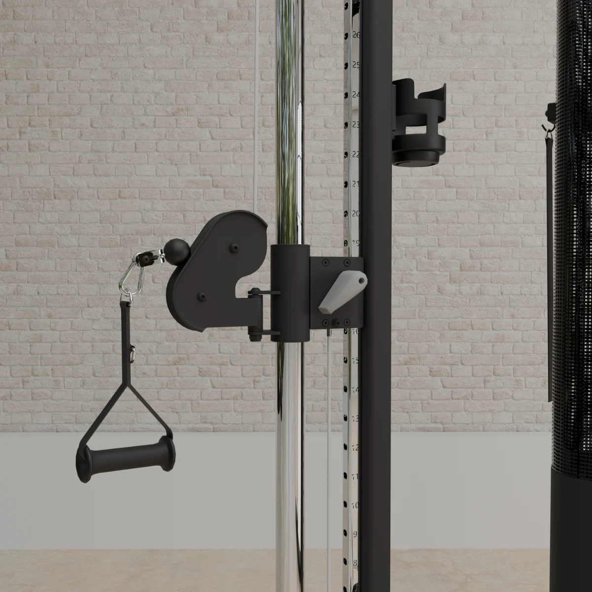 Ein schwarzer Griff mit Kabel, befestigt an einem Fitnessgerät vor einer Ziegelwand.