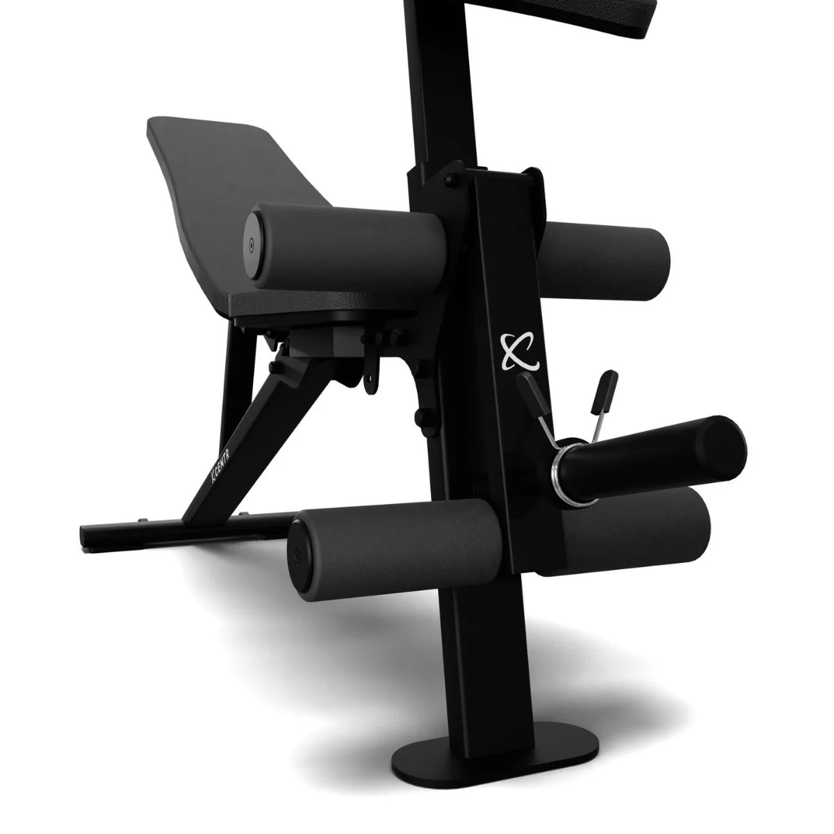 Een zwarte fitnessmachine met gevoerde rollen en een zitting.