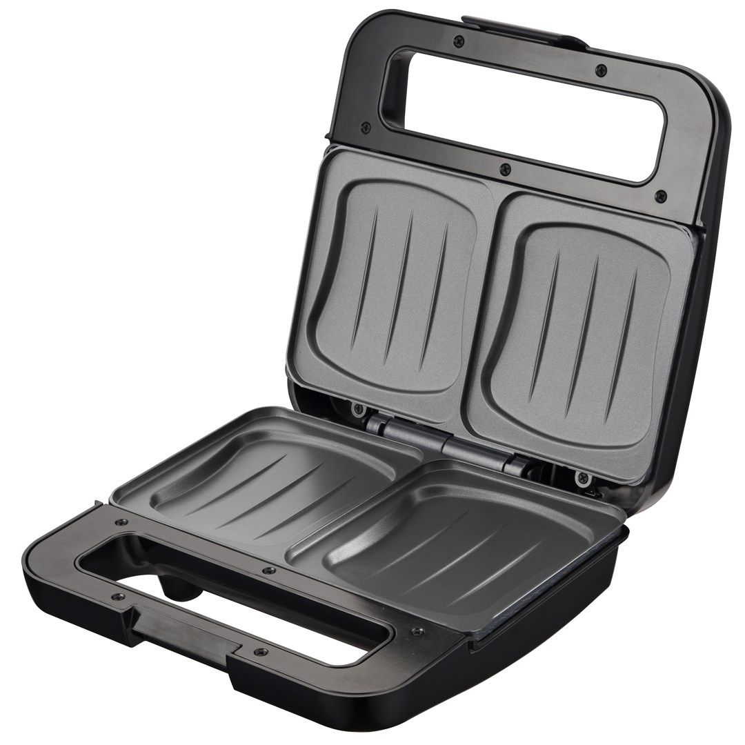 Un sandwich maker nero aperto con due piastre grill, su sfondo bianco.