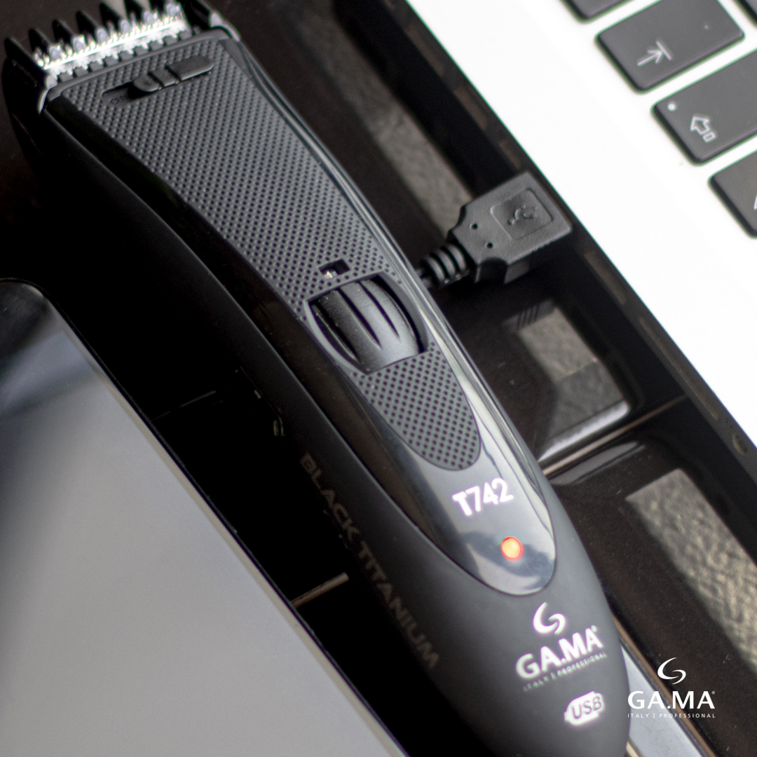 Tagliacapelli nero con cavo USB collegato a un laptop.